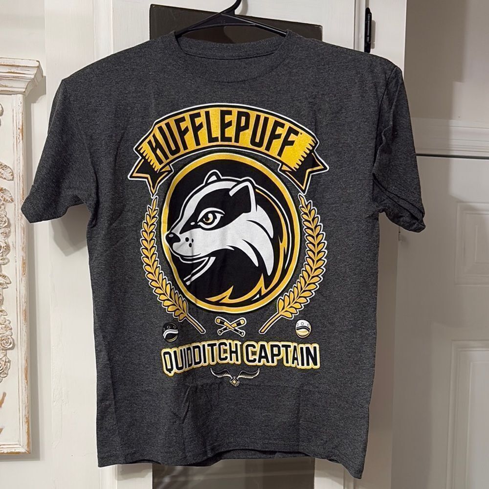 NWOT Harry Potter Hufflepuff Quidditch Captain Graphic Tee Youth Small